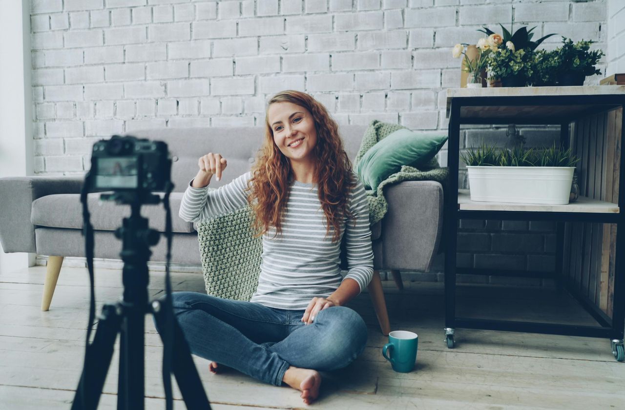 Créatrice préparant un planning de publications vidéo